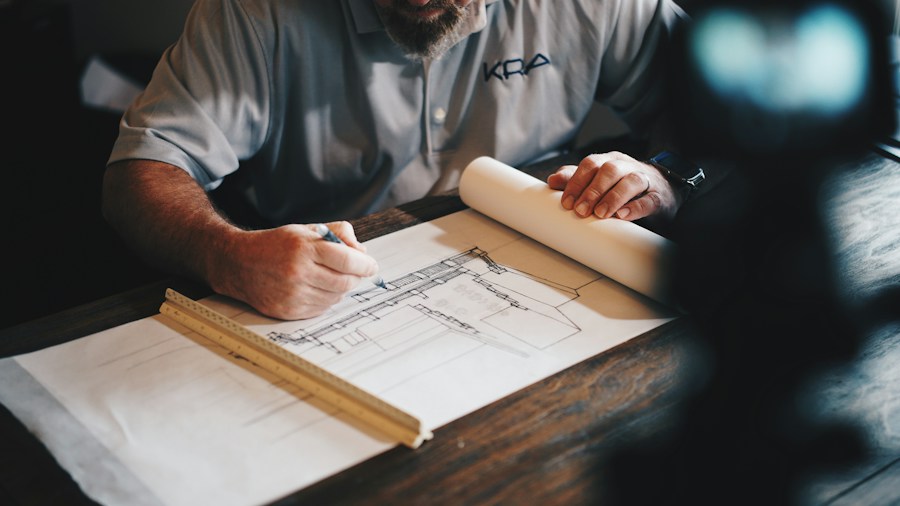 Plans architecturaux et outils de conception sur une table